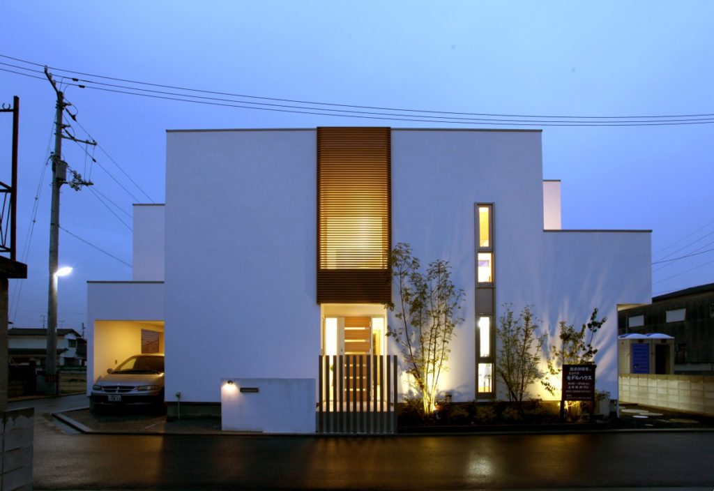 施工事例 | 漆喰の壁に木の格子がアクセントになった、キューブ型のモダンな家 | 愛媛県の注文住宅は無添加住宅正規代理店みのりホームへ