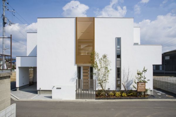 施工事例 | 漆喰の壁に木の格子がアクセントになった、キューブ型のモダンな家 | 愛媛県の注文住宅は無添加住宅正規代理店みのりホームへ