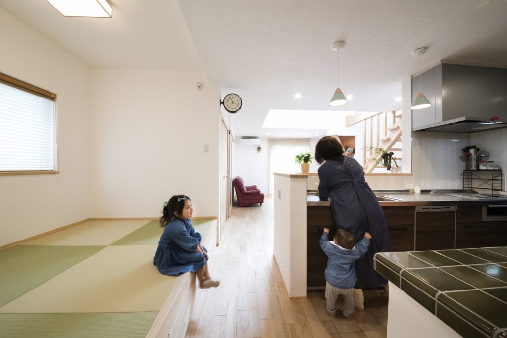 施工事例 | 明るい吹き抜けリビングで自然と家族が集まる家 | 愛媛県の注文住宅は無添加住宅正規代理店みのりホームへ