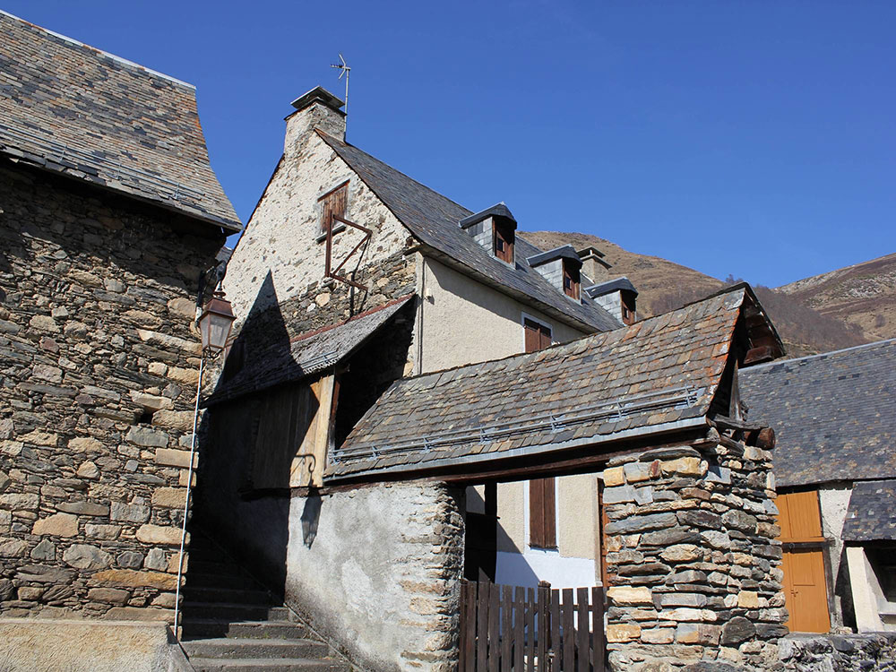 ヨーロッパの古い町並みと石屋根